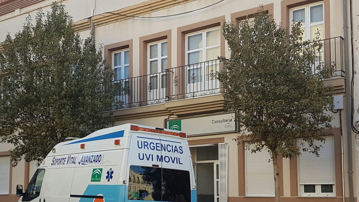 Ambulancia a las puertas del consultorio médico de Dalías.