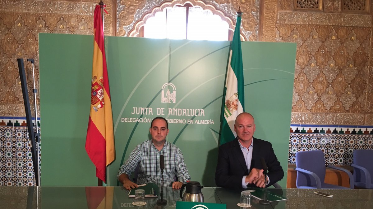 En imagen el delegado de Fomento (derecha), Joaquín Jiménez