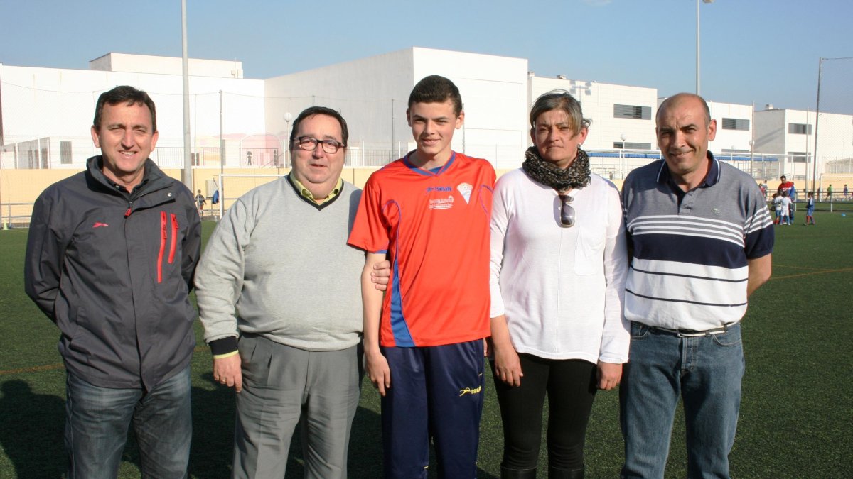 Foto de familia antes de viajar a Barcelona cuando firmó.