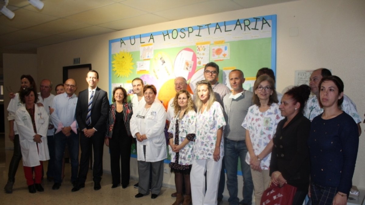 Imagen de profesionales sanitarios y familiares de los menores