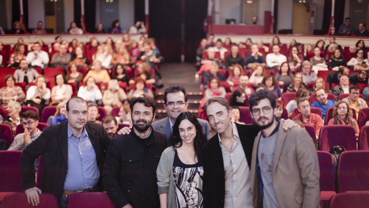 Equipo de la película con los responsables del festival.