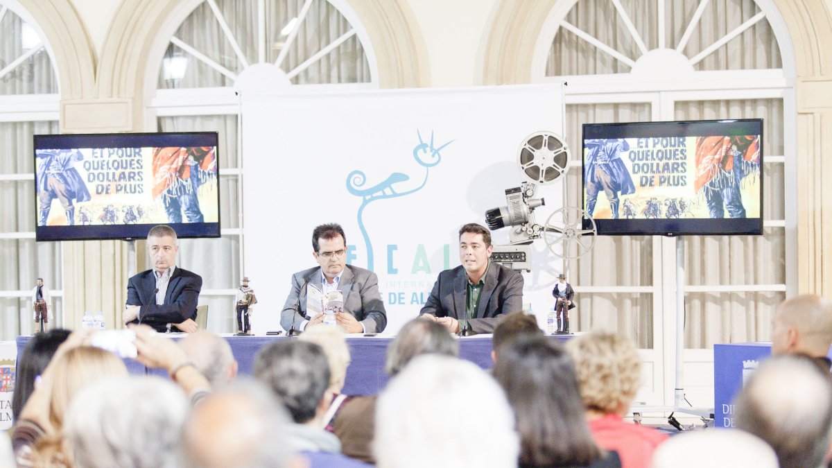 Los autores, Juanen Pérez Miranda y Juan Gabriel García (en los extremos de la mesa), junto a Antonio J. Rodríguez.