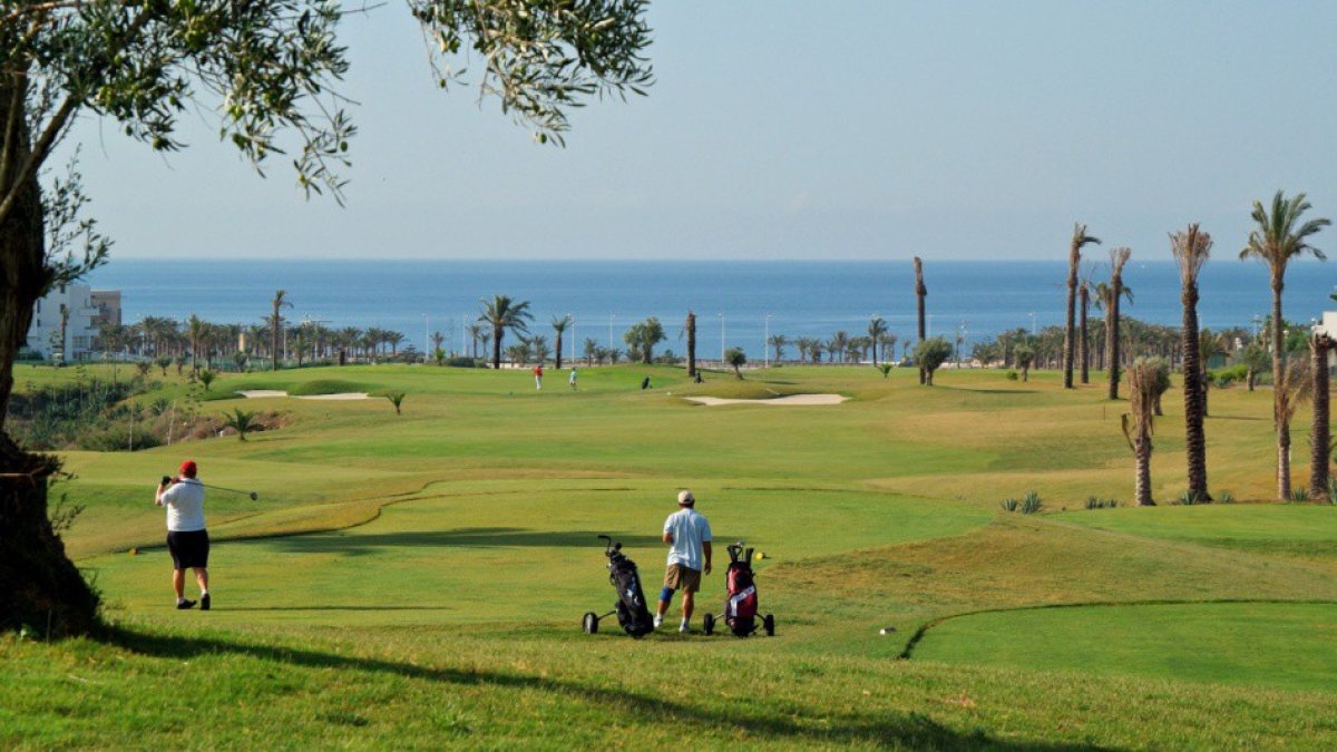 Alborán Golf con el deporte.
