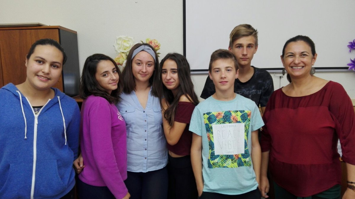 Alumnos con la directora del centro.