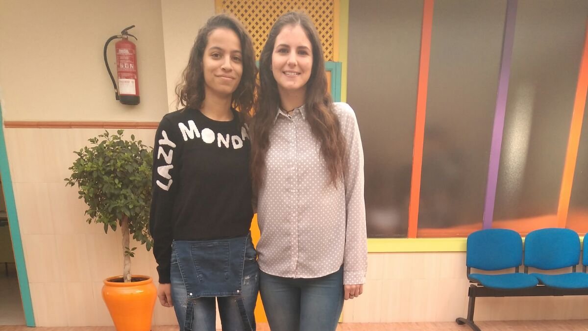 Las alumnas Fadoua Lachab y Ana Belén Guillén, autoras del artículo en el IES Abdera.