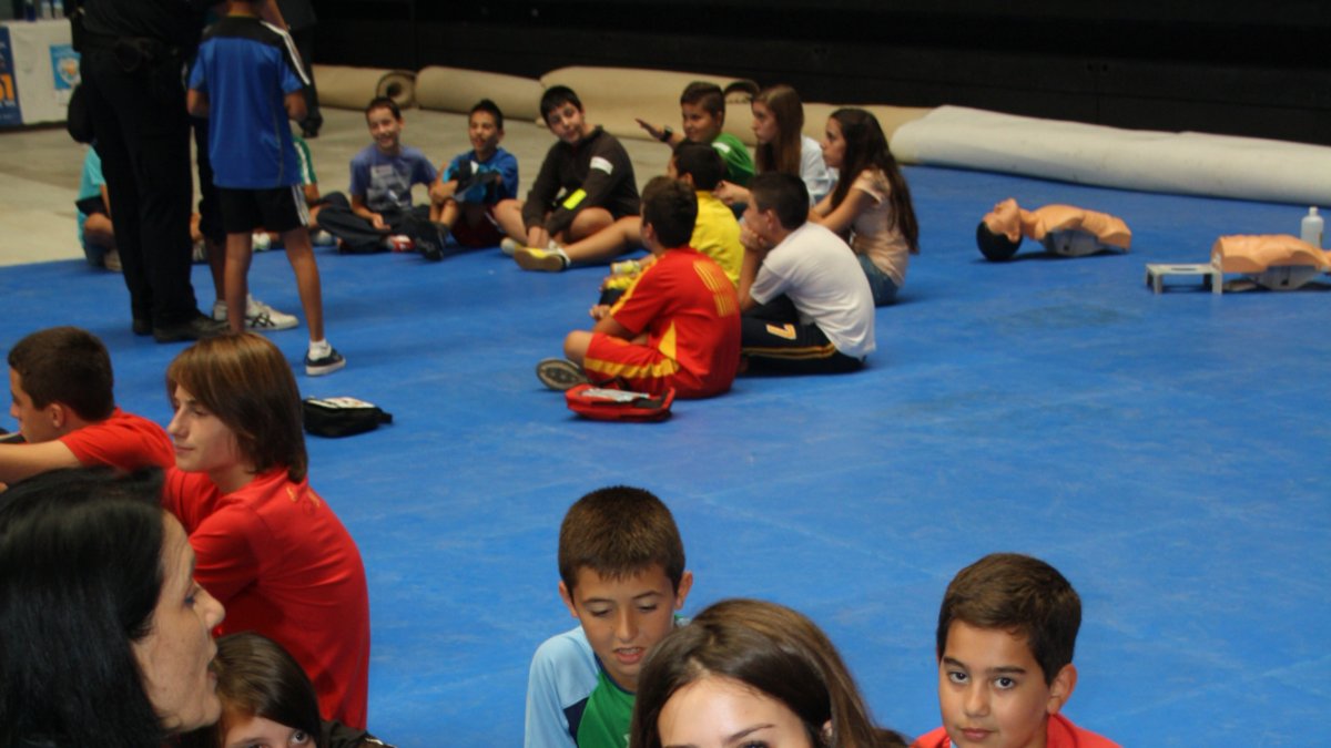 Alumnos participando en un taller de cardioprotección.