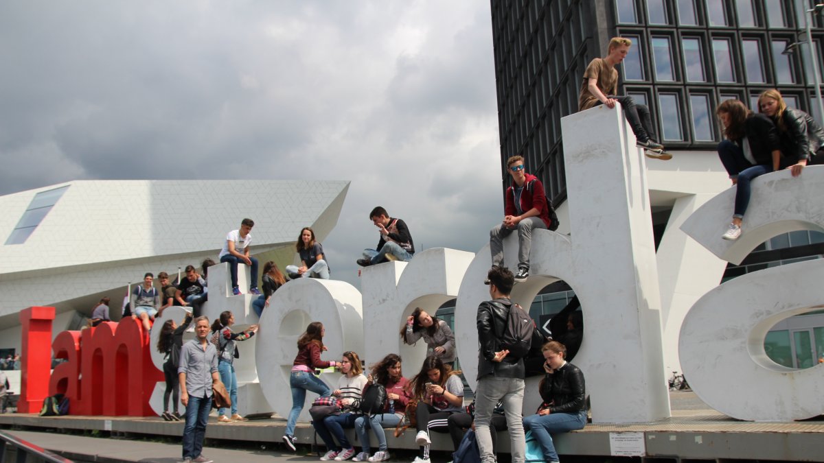 Alumnos en la ciudad de Amsterdam durante un intercambio.