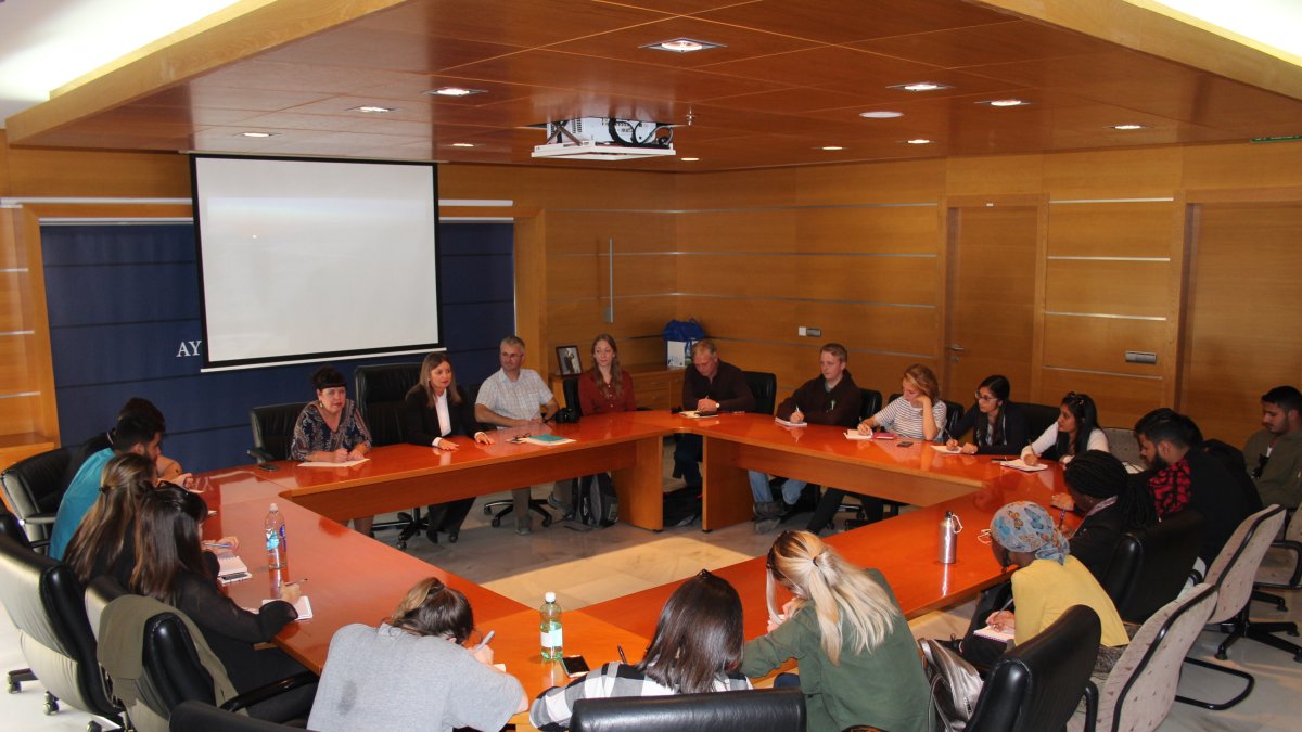 Los estudiantes, hoy en su visita al ayuntamiento de El Ejido, reunidos con la concejala Luisa Barranco.