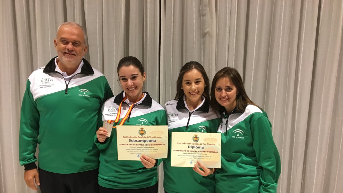 Julio Gallegos con sus campeonas.