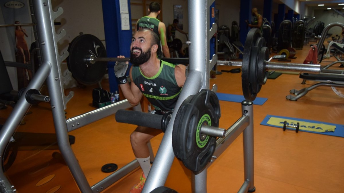 Manuel Parres trabajando el el gimnasio.