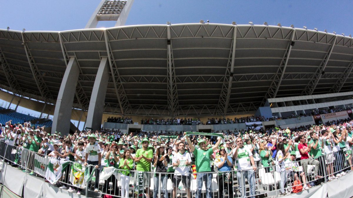 Seguidores del Elche en el estadio del Mediterráneo.