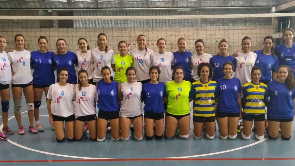 Los dos equipos posan en el centro de la pista.