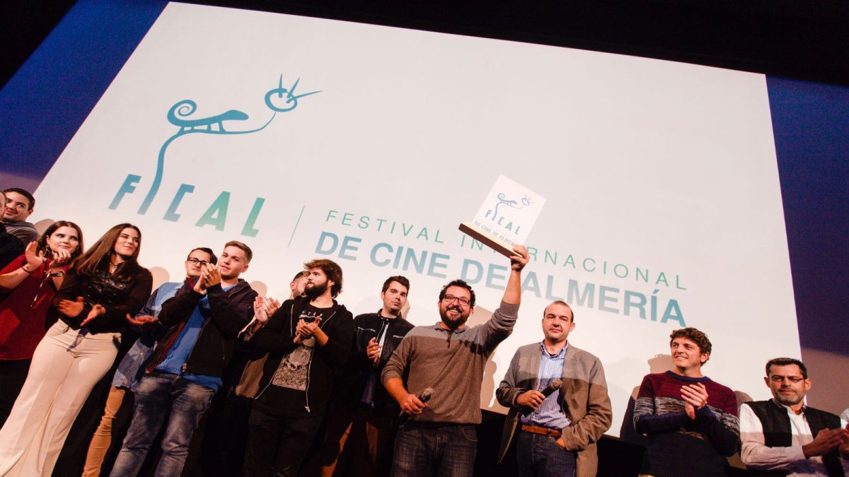 Nico Fernández levanta el recuerdo del festival junto a parte de los representantes de los equipos del 48x3.
