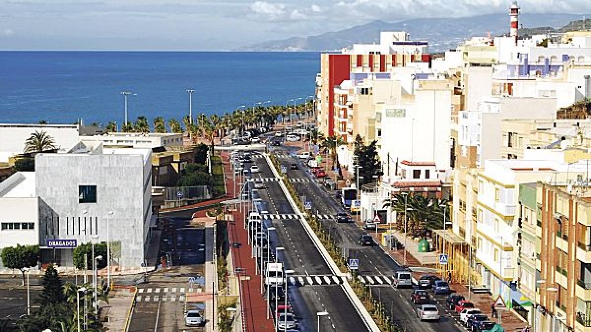 Una de las principales calles de Adra.