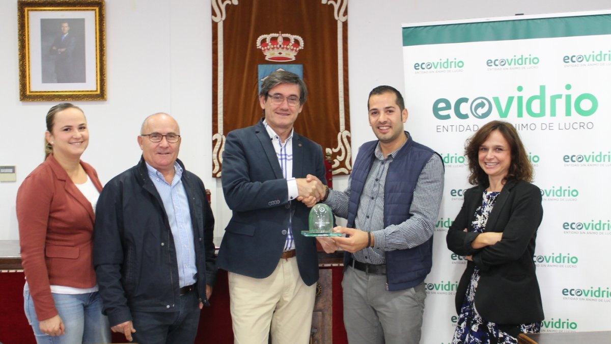 Manuel Cortés, alcalde de Adra, recibiendo el