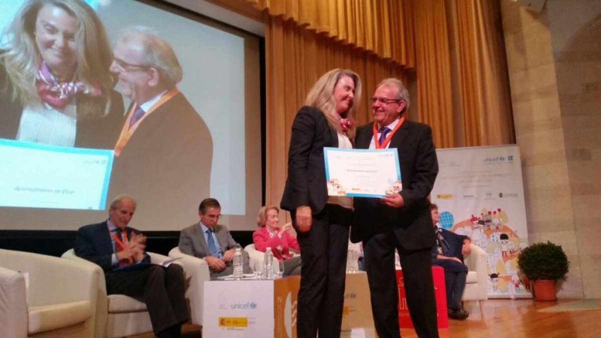 En la imagen, Antonio Bonilla recogiendo el premio concedido por Unicef España.