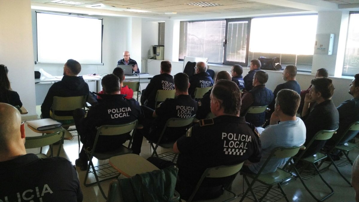 Curso en el que participan los agentes de la Policía Local de El Ejido.