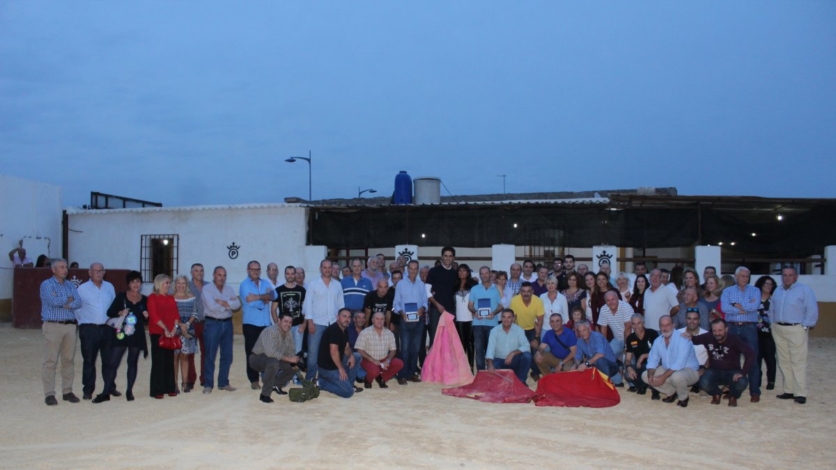 Más de cien compañeros de los subtenientes Antonio García Moya y Aurelio Alvir Jiménez se fotografiaron en el ruedo, previo a la capea donde junto a
