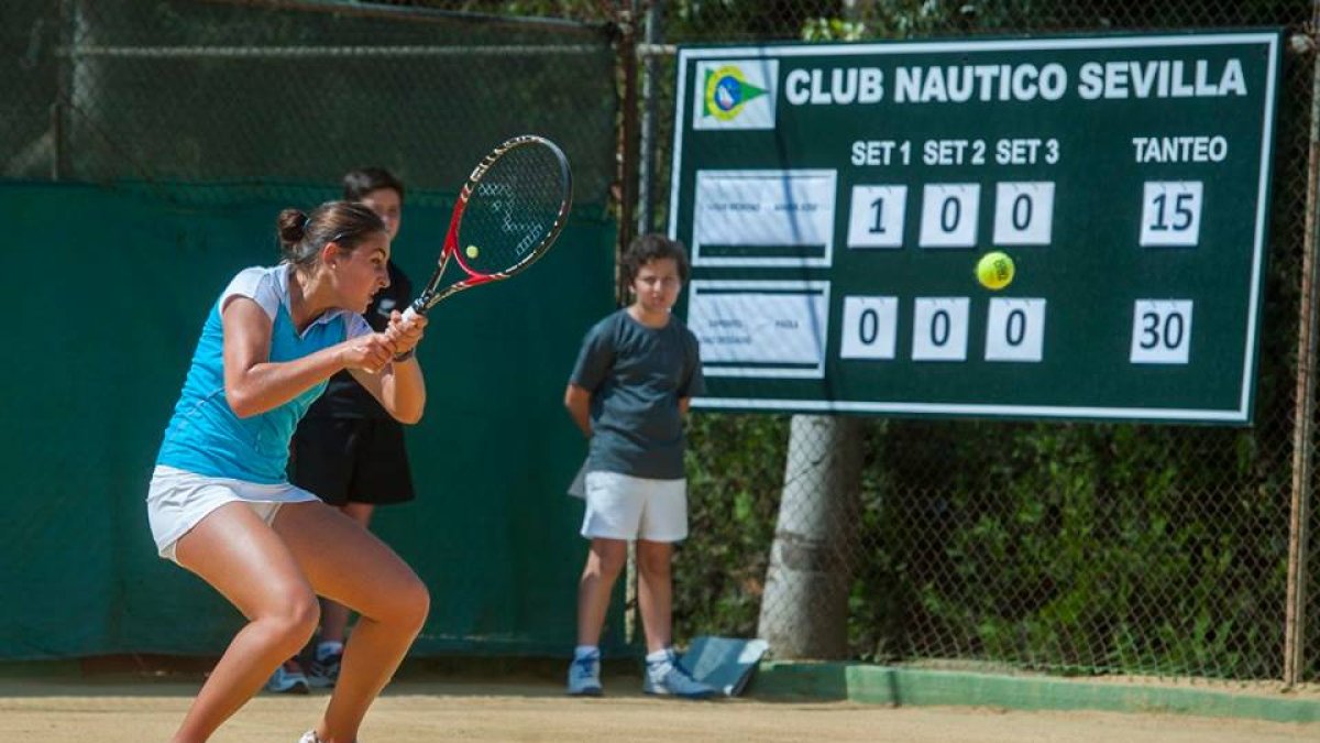 Paola Expósito en el fondo de la pista.