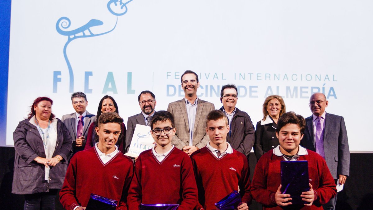 Ganadores del concurso con los responsables del certamen y del festival.
