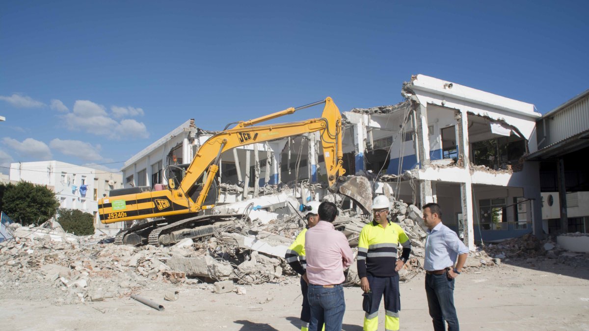 El alcalde, visitó ayer los trabajos de demolición del antiguo colegio.