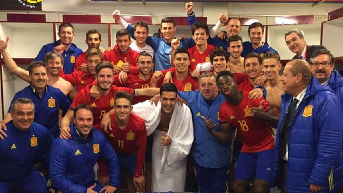 Celebración en el vestuario de la Sub-21.