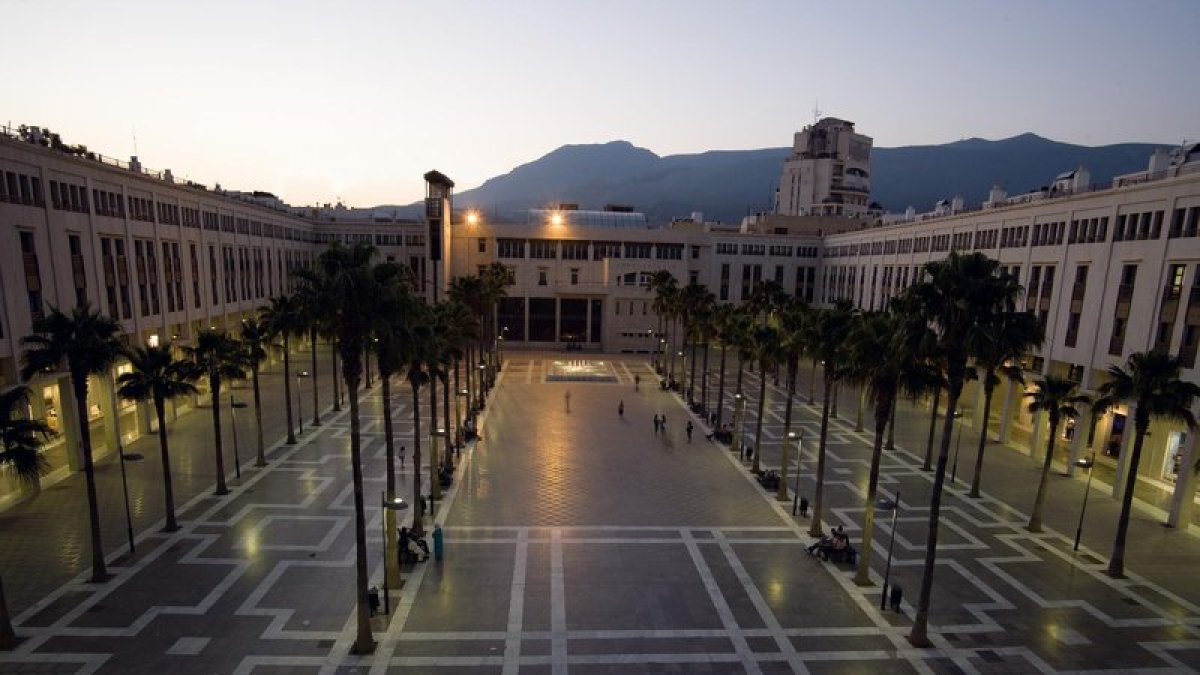 En la imagen, Plaza Mayor de El Ejido con el ayuntamiento al fondo.