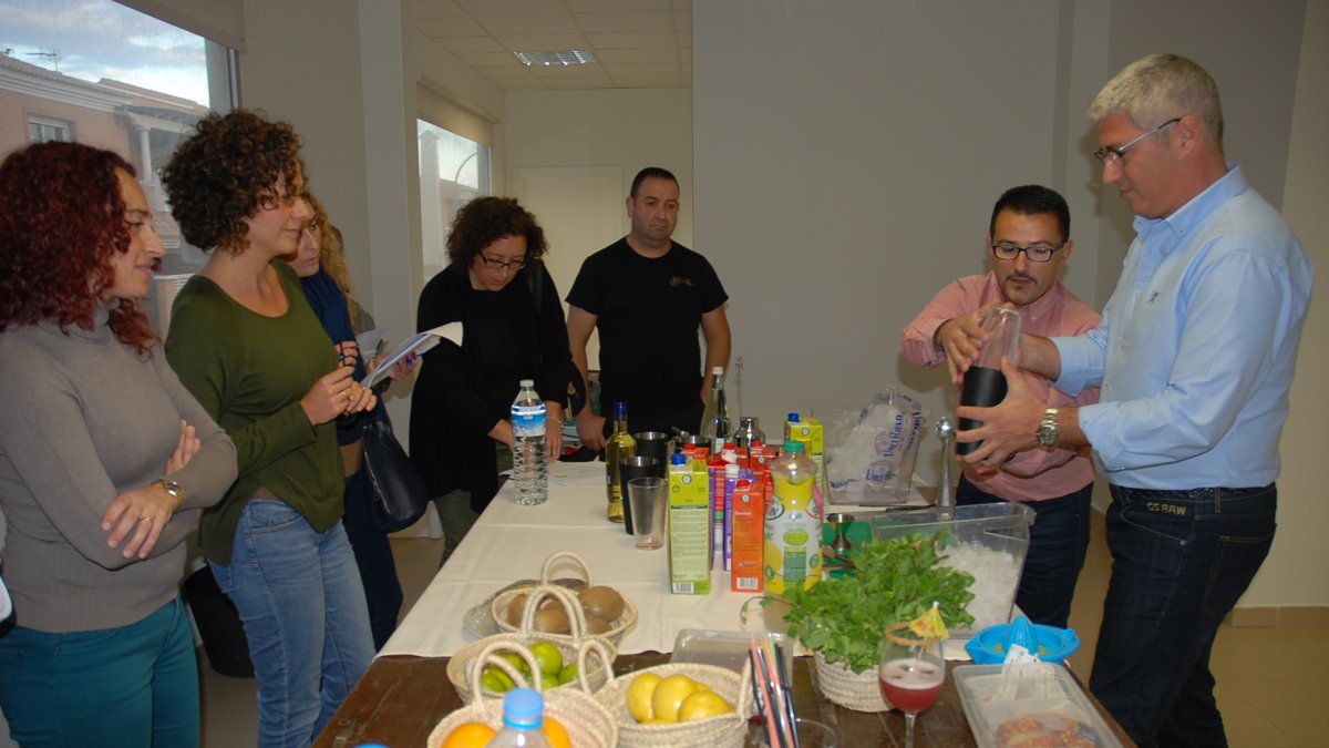 Momento del taller de cócteles