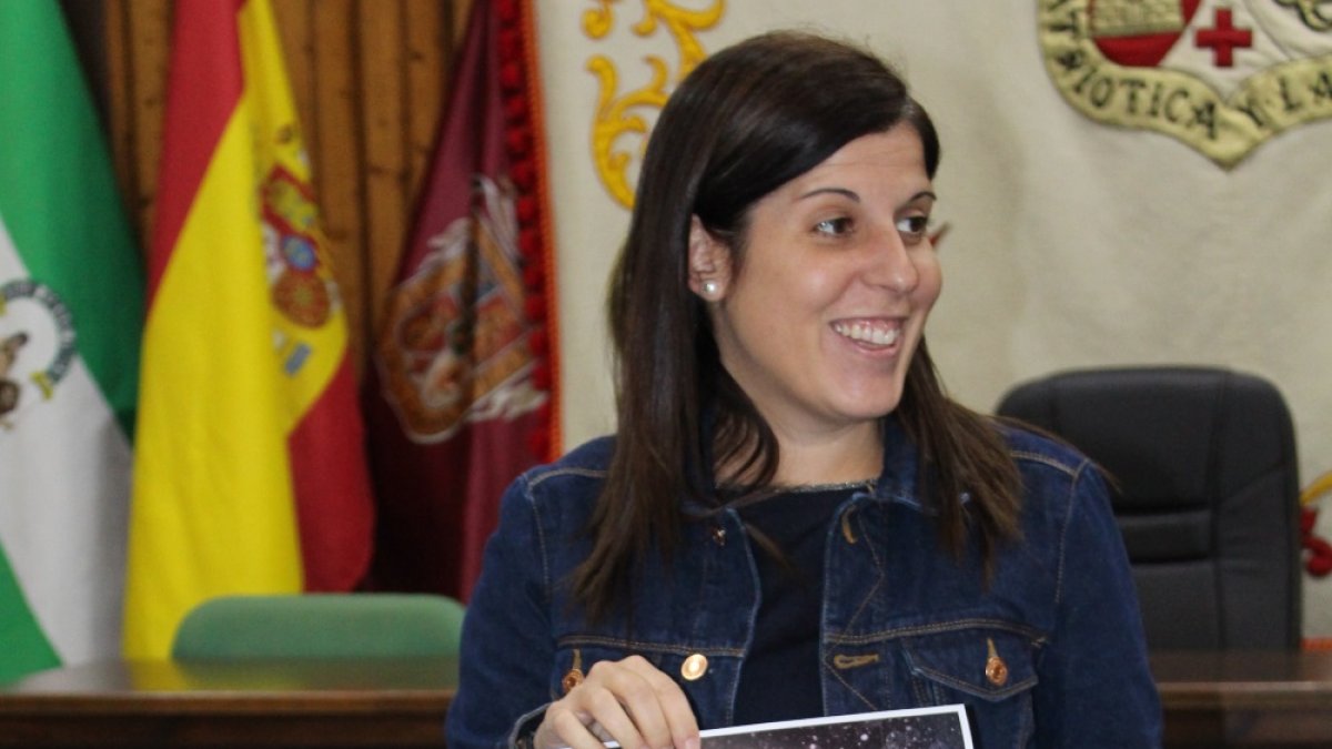 Mónica Navarro, con el cartel de promoción decomercio local.