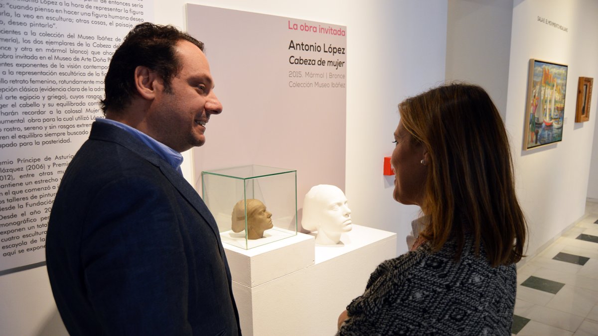 Visita institucional a ‘La obra invitada’, que incluye dos esculturas de Antonio López.