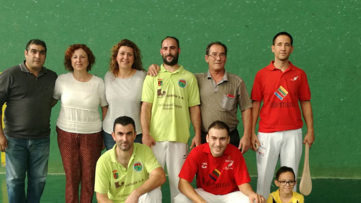 Campeones y subcampeones con los trofeos.