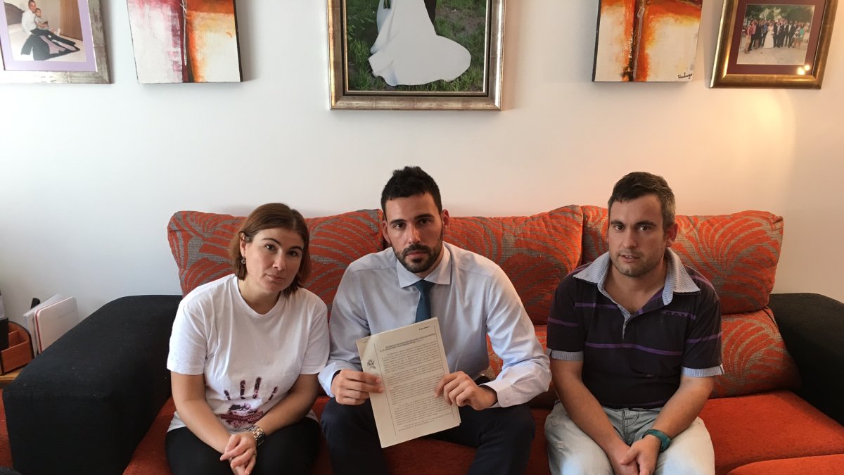 Los padres de Alejandro con el abogado a cargo del caso.
