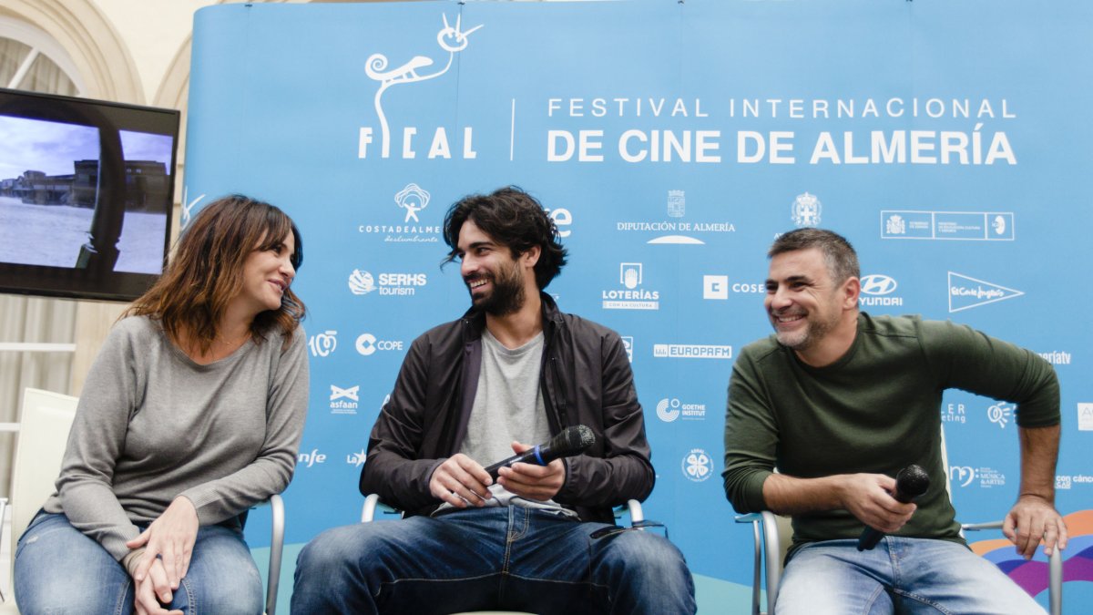 El director Néstor F. Dennis ha presentado la película junto al equipo artístico y de producción.
