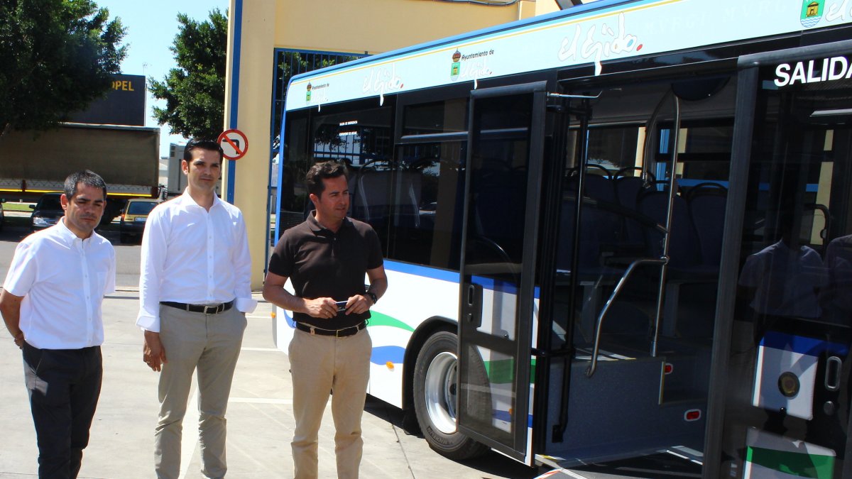Francisco Góngora, alcalde de El Ejido, junto a uno de los vehículos del servicio de transporte público de la localidad.