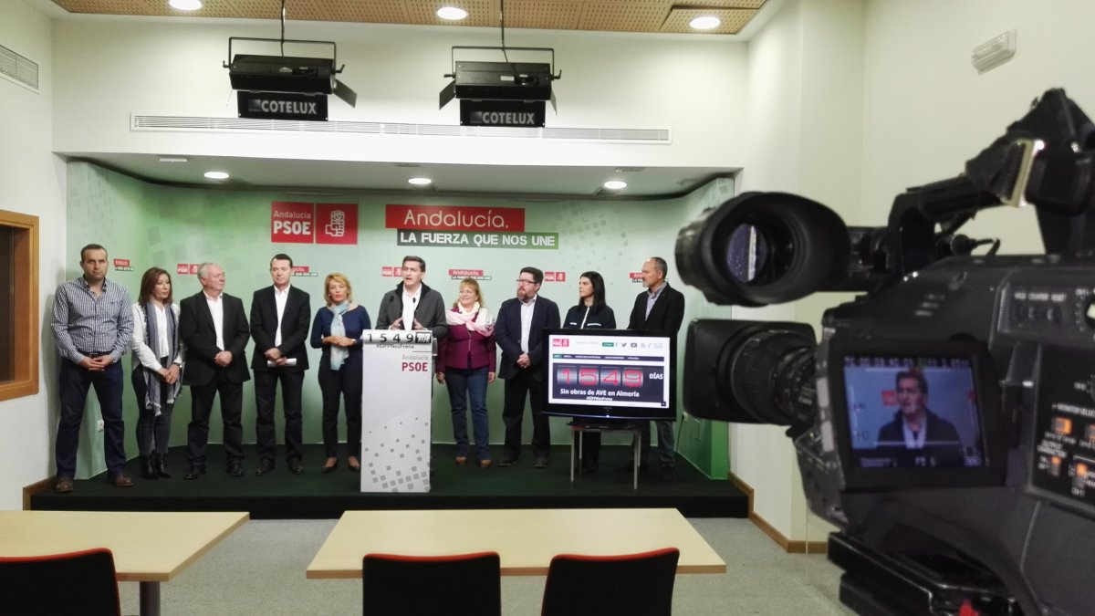 Teruel, en el centro, hoy en rueda de prensa.