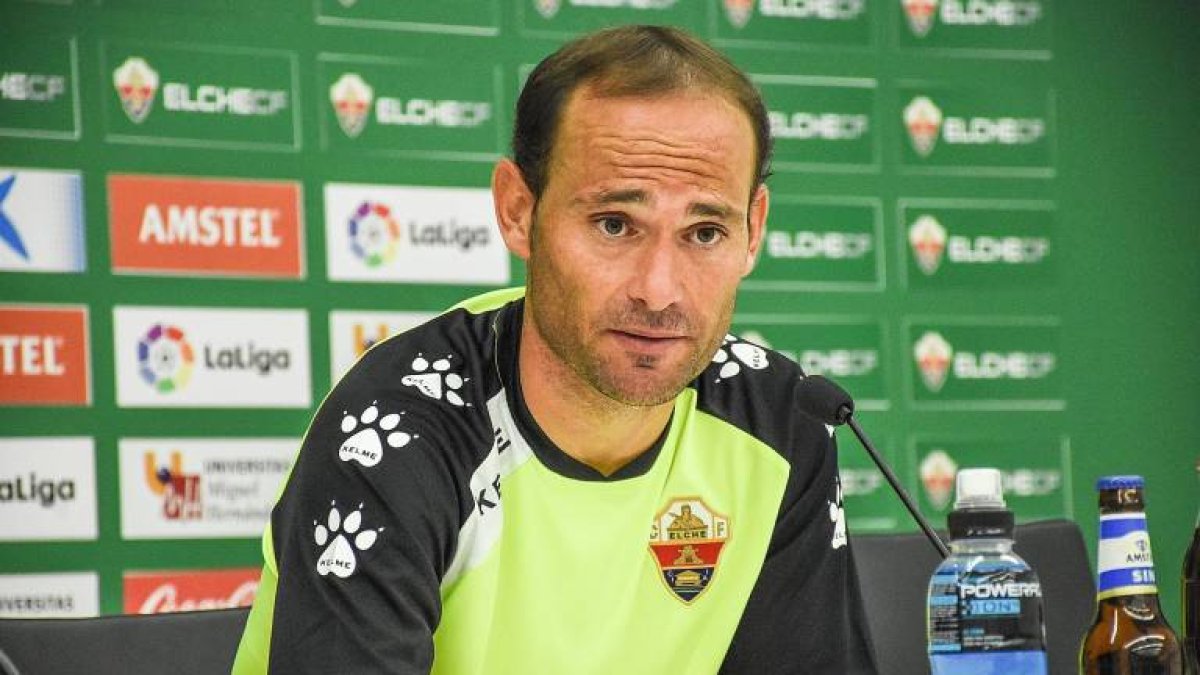 Nino es un peligro en el área rival.