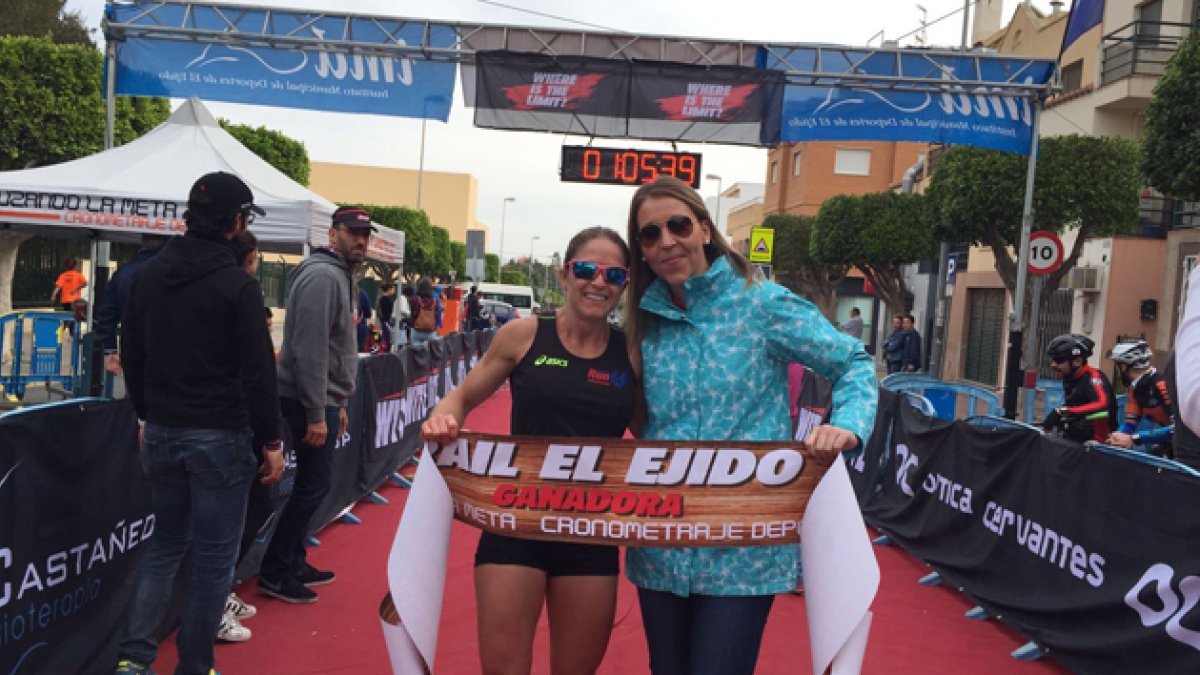 Paqui López junto a la concejala de deportes, María José Martín.