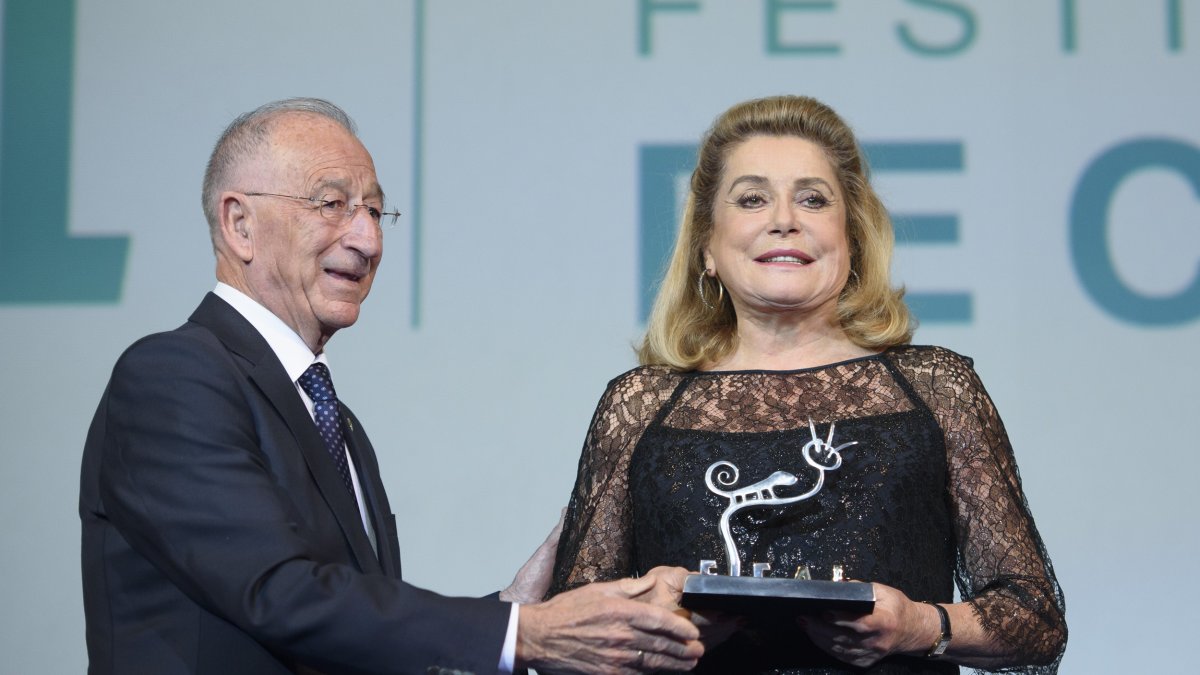 Catherine Deneuve recibe el premio de manos del presidente de la Diputación, Gabriel Amat