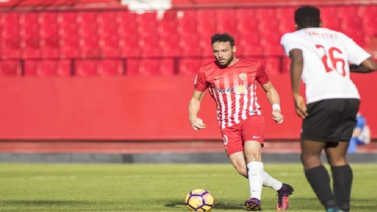 José Ángel en una jugada del partido.