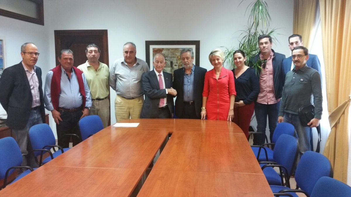 Reunión mantenida esta semana entre responsables municipales y miembros de la A.D. Parador.