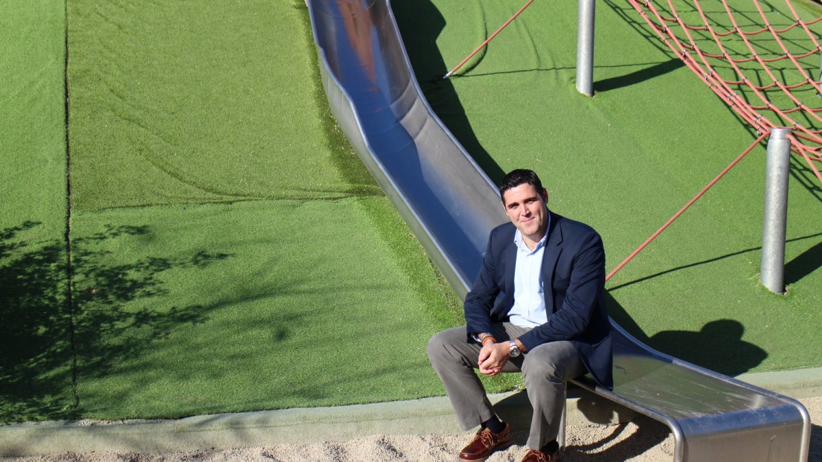 Visita al Parque de las Familias con el concejal de Servicios Municipales, Juan José Alonso, que comprobó la situación actual que tiene este área de