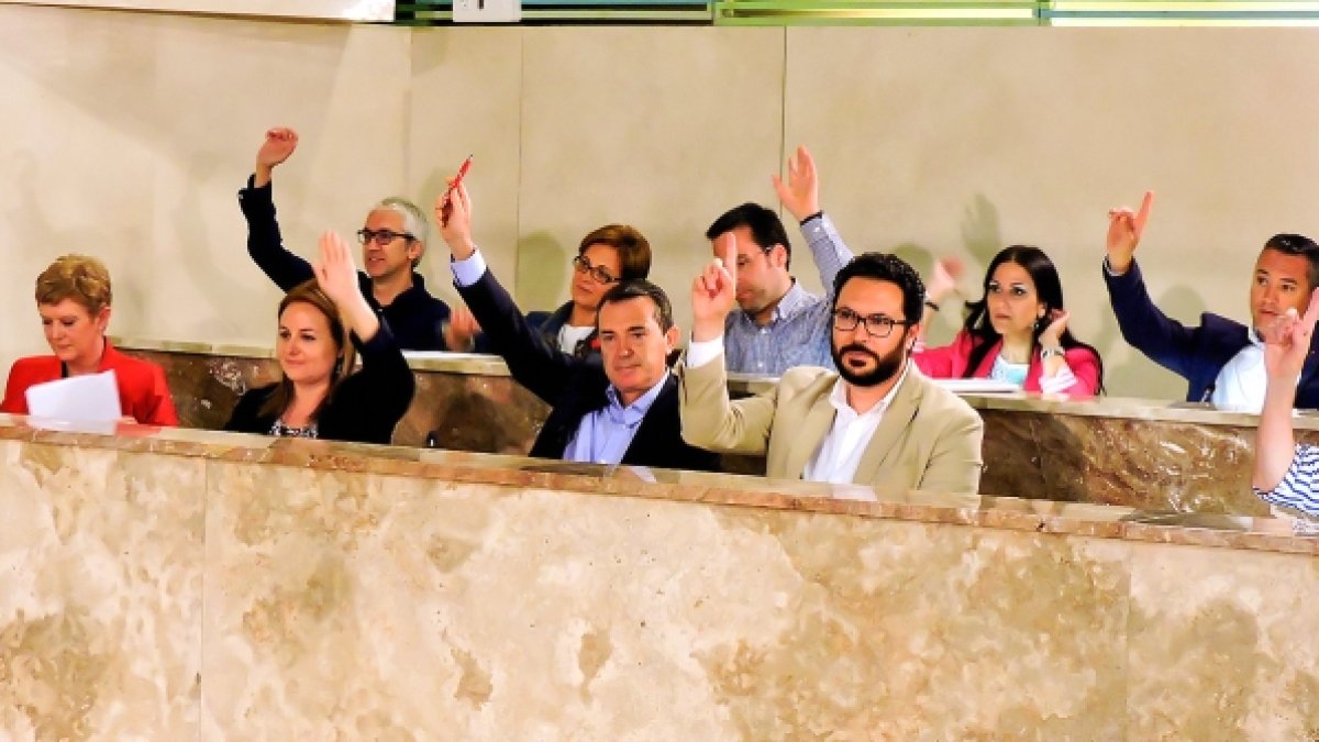 El portavoz del Grupo Municipal Socialista y Senador, Juan Carlos Pérez Navas -en el centro de la imagen- durante un pleno.