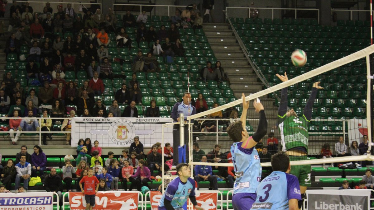 Una jugada del partido.