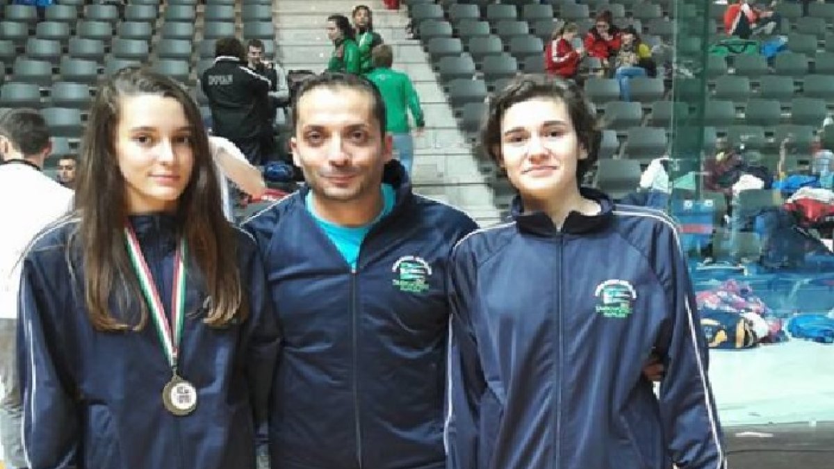 Las dos fenómenas con su entrenador.