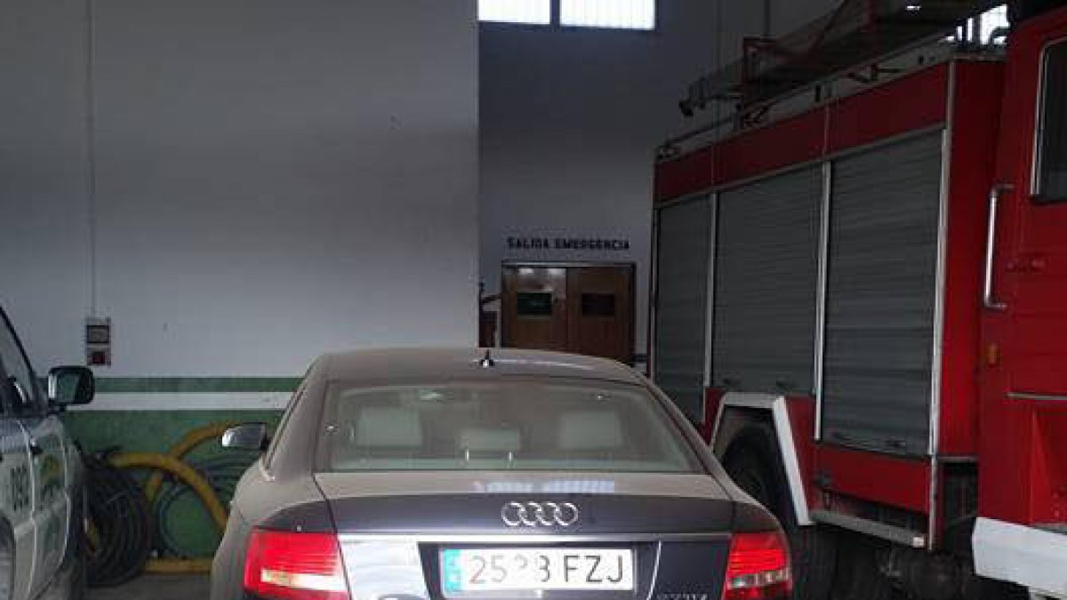 El Audi A7 espera un comprador, en la imagen colgada por el alcalde en su Facebook.