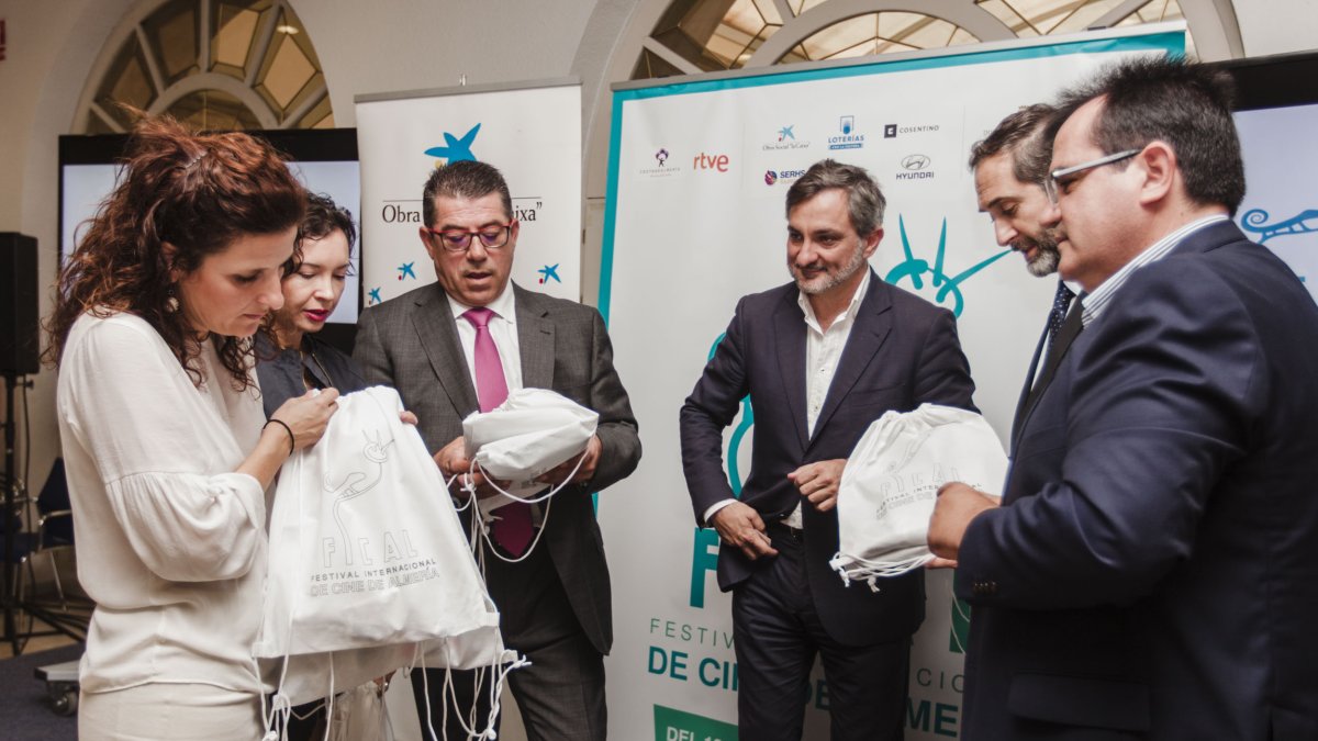 Representantes de La Caixa y Diputación, ayer.