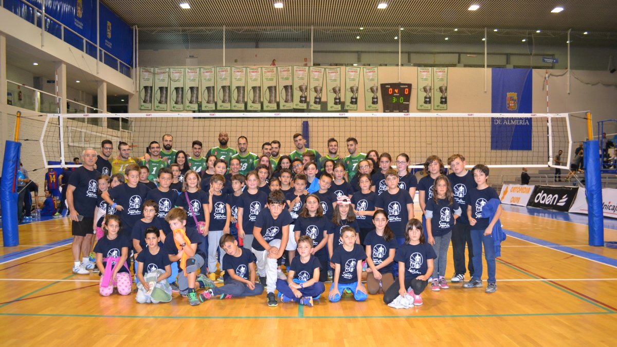 Alumnos del Centro y jugadores UNICAJA.