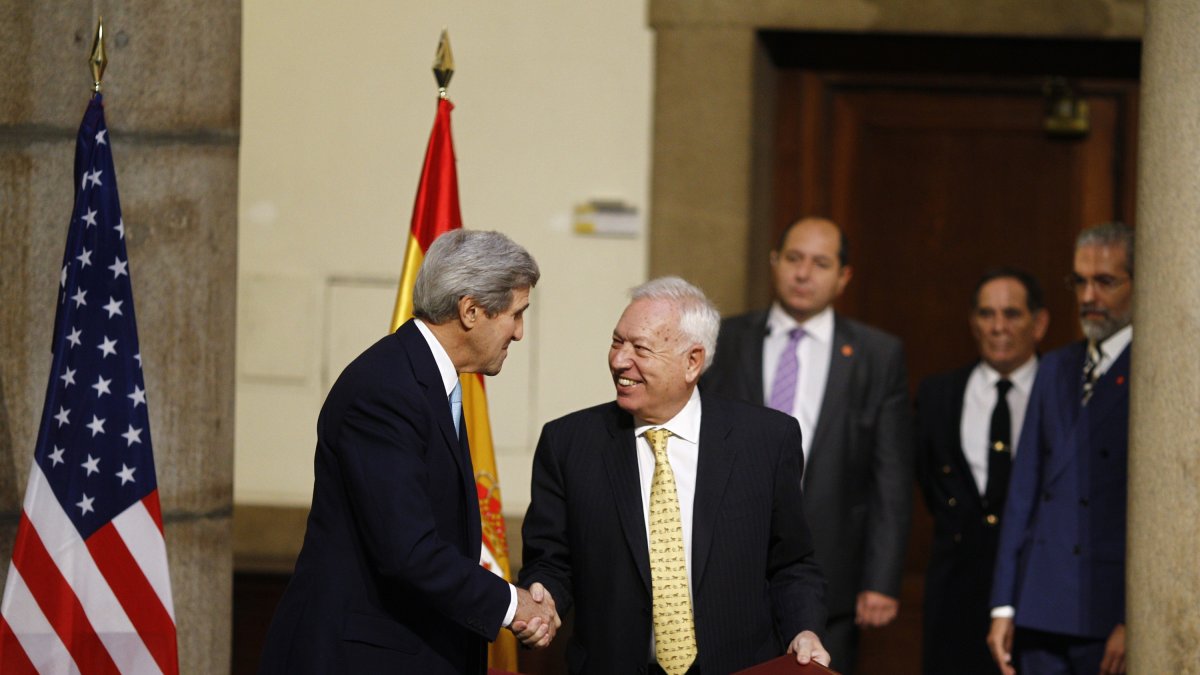 Apretón de manos entre Kerry y Margallo después de la firma del acuerdo en 2015.
