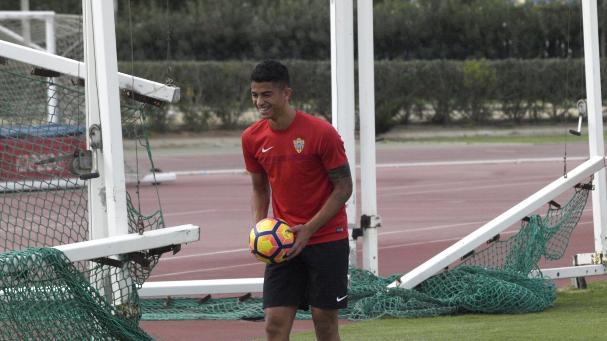 Igor Engonga entrenando con el primer equipo.
