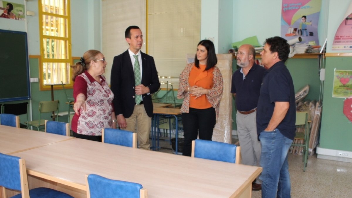 Imagen de la entrega del material